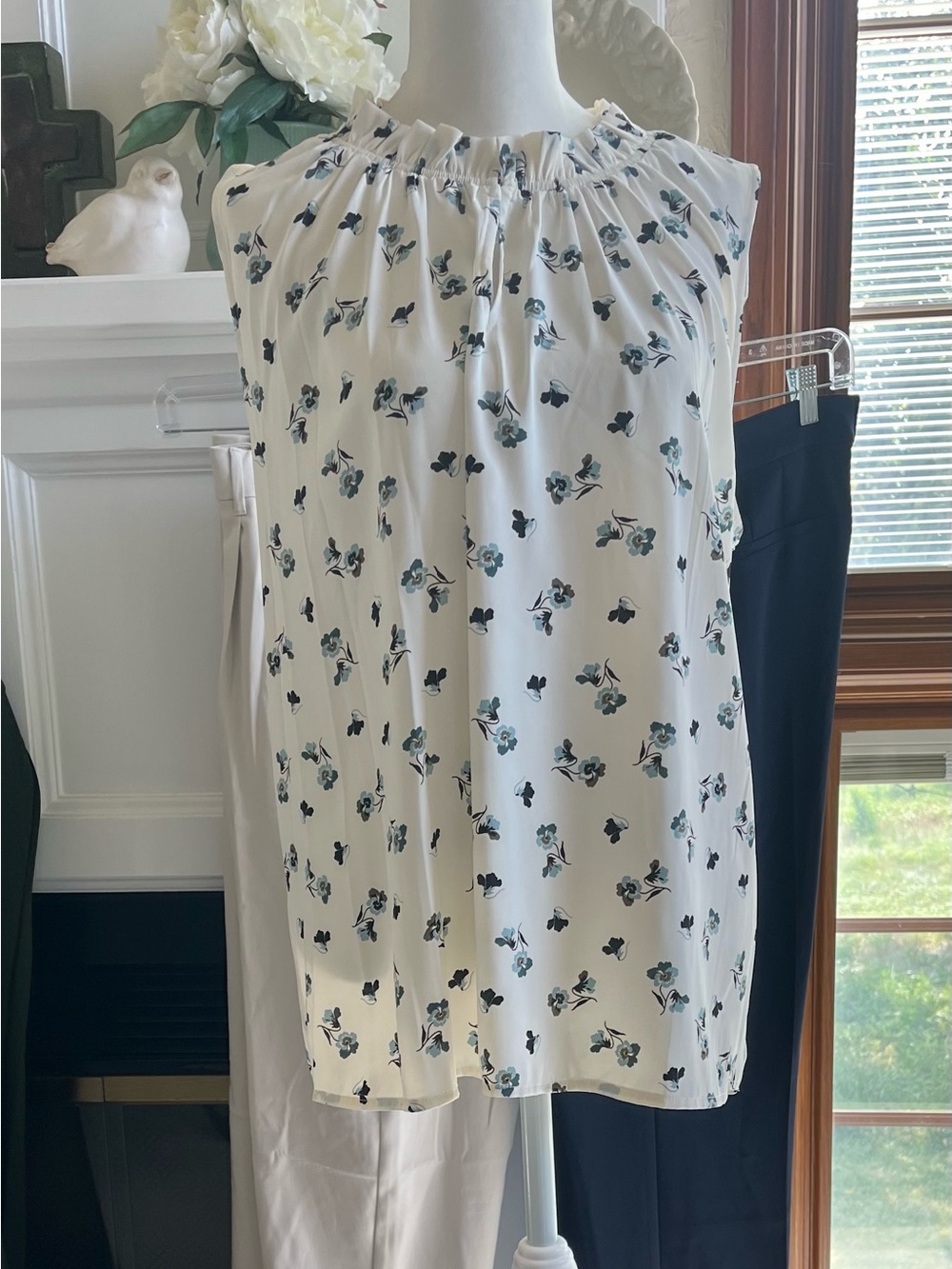 Ann Taylor Sleeveless Blouse with Delicate Neck Ruffle SIZE L